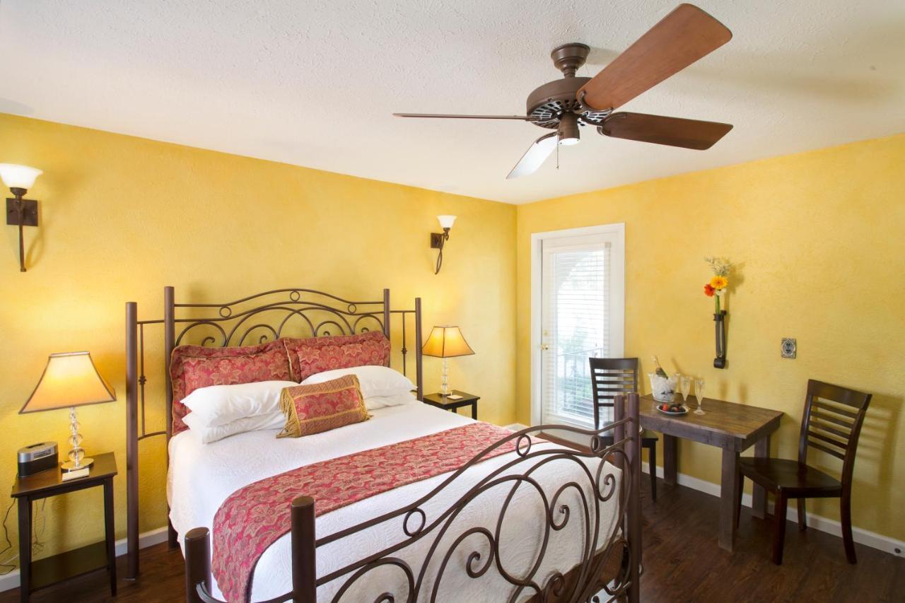Lakehouse Bed And Breakfast Canyon Lake Exterior photo