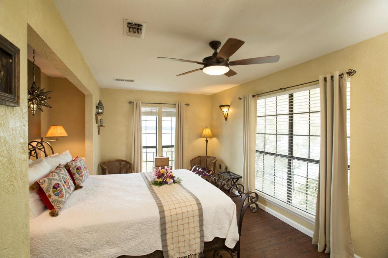 Lakehouse Bed And Breakfast Canyon Lake Exterior photo