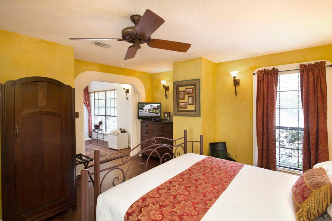 Lakehouse Bed And Breakfast Canyon Lake Exterior photo
