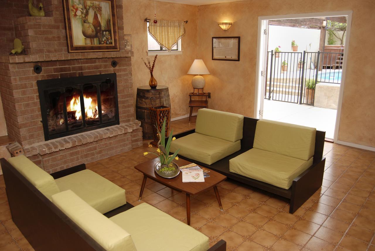 Lakehouse Bed And Breakfast Canyon Lake Exterior photo