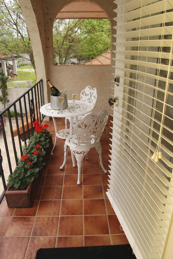 Lakehouse Bed And Breakfast Canyon Lake Exterior photo