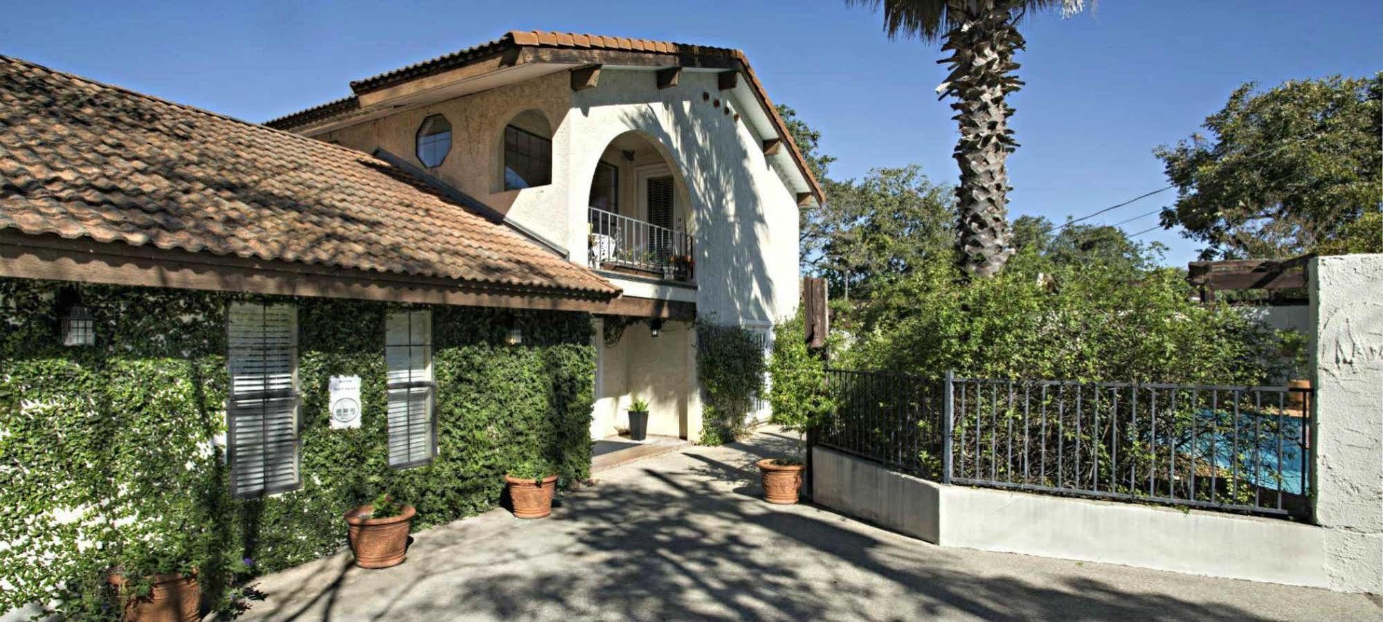 Lakehouse Bed And Breakfast Canyon Lake Exterior photo