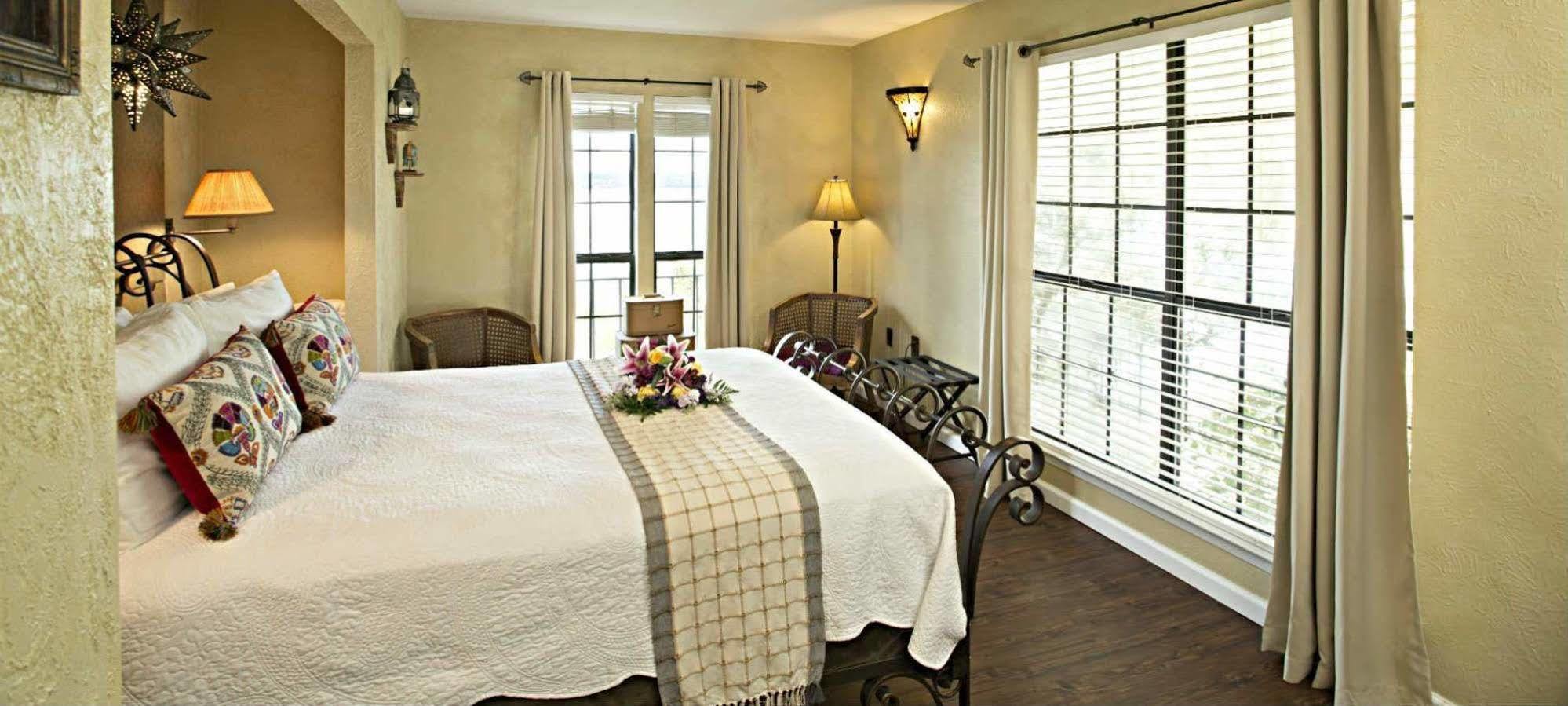 Lakehouse Bed And Breakfast Canyon Lake Exterior photo